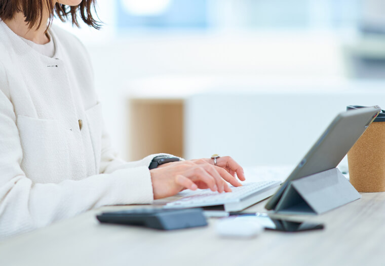 パソコンを操作している画像