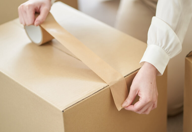 段ボールを梱包している画像