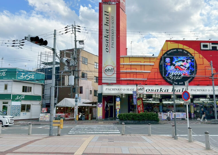 出口③を出て正面右側、パチンコ屋さん、エイブルに向かっていき左方向へ